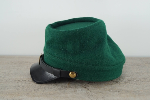 hellgrnes Kepi mit Lederschirm